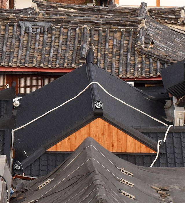 지원금을 받기 위해 고가의 전통 기와를 올리느니 차라리 자비로 강판이나 경량플라스틱 등 저렴한 재질의 기와로 교체하는 건물주가 늘고 있다.