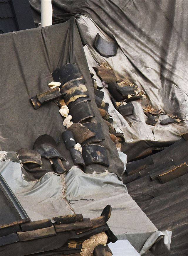 지붕에서 걷어낸 오래된 기왓장이 천막 고정용으로 쓰이고 있다.