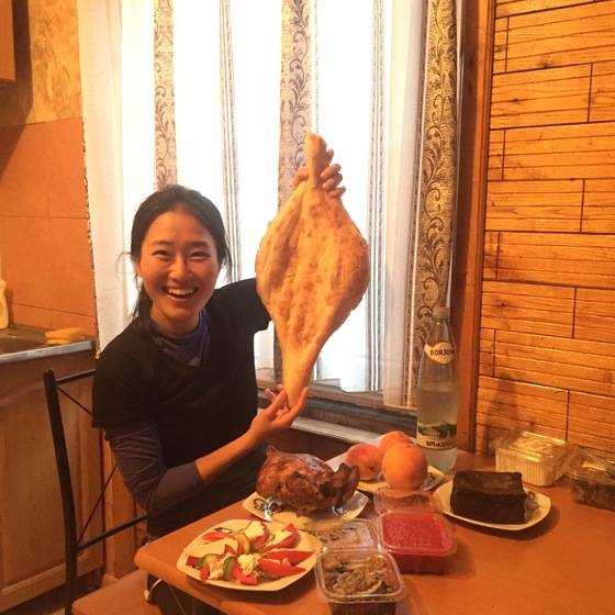 조지아 사람들의 주식인 커다란 빵 푸리(Puri), 단돈 0.8라리(350원)다.