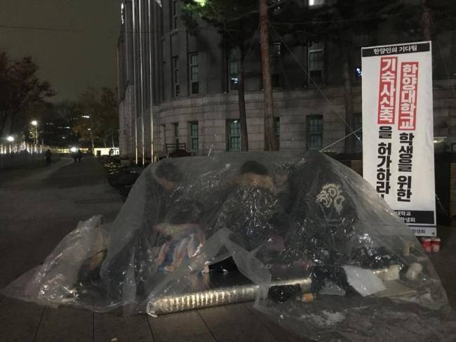 [사진=한양대학교 총학생회 학생들이 기숙사 신축 안건 통과를 요구하며 밤샘 농성을 하고 있다. 한양대 총학생회 페이스북]