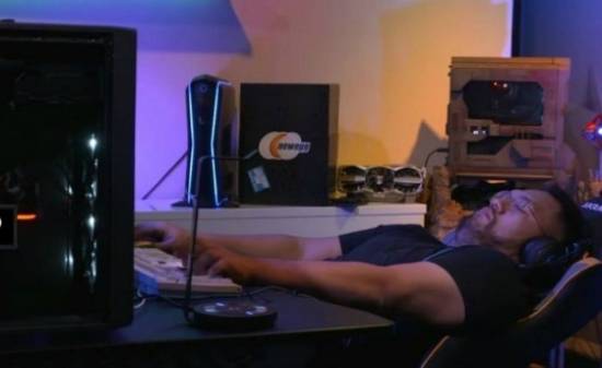 임홍규가 3세트 경기 도중에 의자를 뒤로 젖히고 자는 듯한 퍼포먼스를 보이고 있다. (사진=Zodac 경기 방송 캡처)