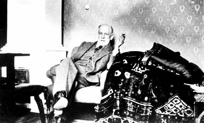 프로이트가 그의 분석 의자 옆에 앉아 있다. 정신병 환자를 병원에서 상담실로 옮기고, 무의식을 발견해 이후 정신과학과 심리학의 방향성을 제시한 그이지만, 그 또한 <82년생 김지영>의 정신과 의사와 같은 잘못을 저지르고 있었다. 미국 의회도서관 제공