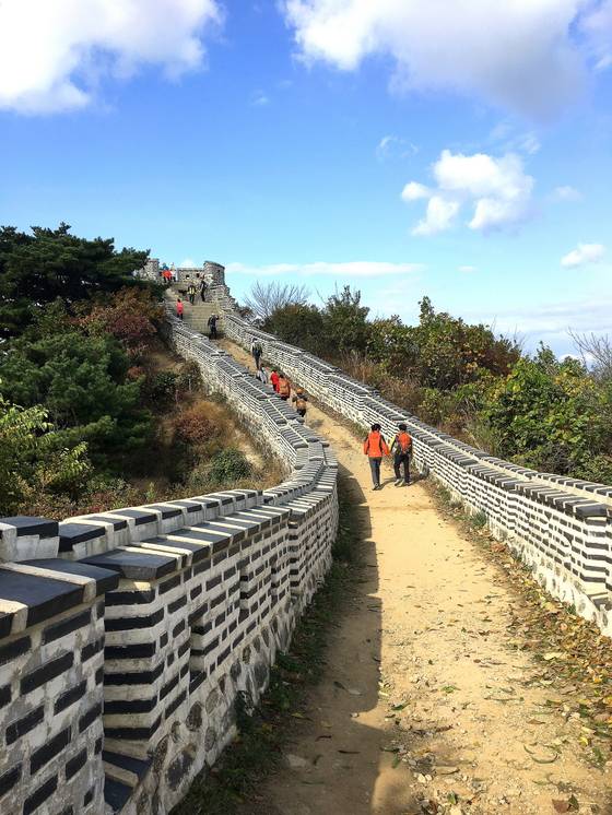 성곽 길을 걷다보면 만날 수 있는 옹성. 끝에서 바라보는 풍경이 근사하다. [사진 하만윤]