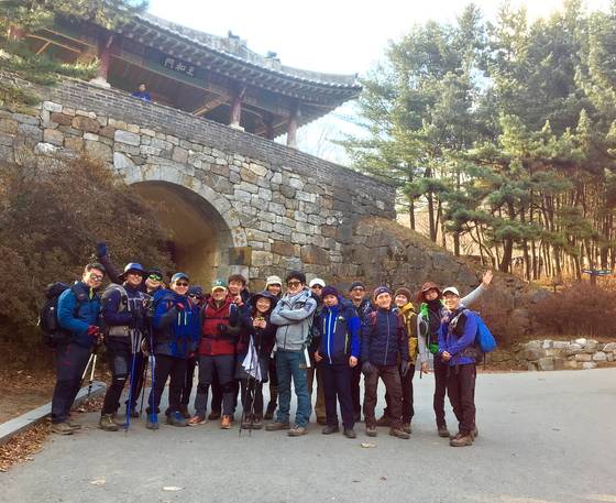 남한산성 종주를 끝내고 들머리였던 남문에서 일행들과 단체 사진. [사진 하만윤]