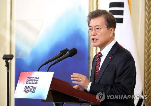 주요지휘관 격려말하는 문 대통령 (서울=연합뉴스) 배재만 기자 = 문재인 대통령이 8일 오후 청와대 영빈관에서 열린 전군 주요지휘관 격려 오찬에서 격려 인사말을 하고 있다.    scoop@yna.co.kr