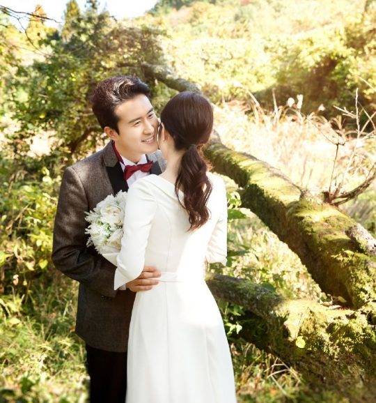 가수 신유가 예비신부와 제주도에서 웨딩화보를 촬영하고 있다. /SY엔터테인먼트 제공