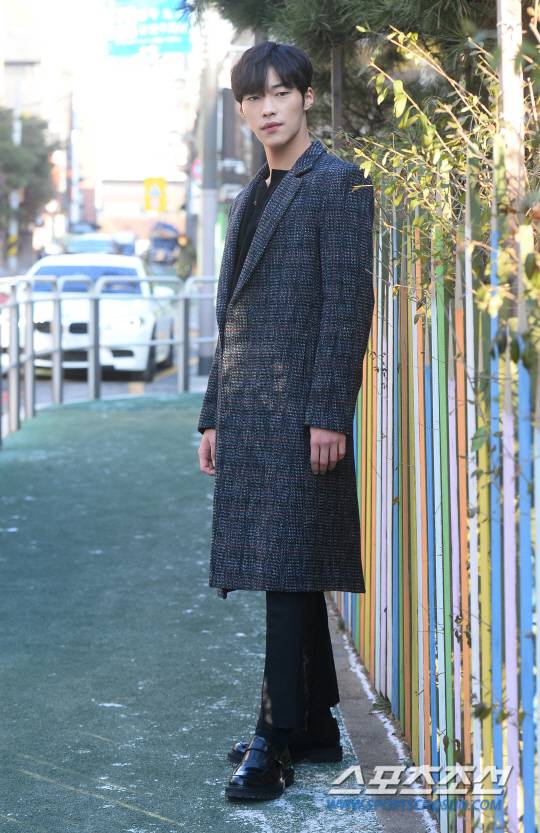 30일 종영한 KBS2 드라마 '매드독'에서 치명적인 매력의 사기꾼 김민준 역을 연기했던 우도환이 6일 서울 신사동의 한카페에서 스포츠조선과의 인터뷰에 응하고 있다.  첫 주연을 맡았던 우도환은 자살 비행으로 비행기 추락 사고를 일으켰다는 누명을 쓴 형의 죽음의 진실을 밝히려는 인물로 보험 범죄 조사팀 '매드독'이 되어 통쾌한 사이다 반격을 이끌었다.  신사동=최문영 기자  deer@sportschosun.com /2017.12.06/