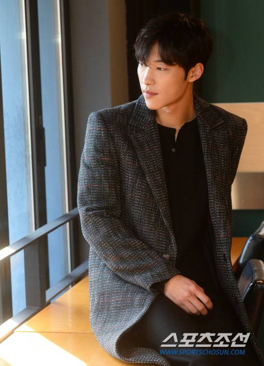 30일 종영한 KBS2 드라마 '매드독'에서 치명적인 매력의 사기꾼 김민준 역을 연기했던 우도환이 6일 서울 신사동의 한카페에서 스포츠조선과의 인터뷰에 응하고 있다.  첫 주연을 맡았던 우도환은 자살 비행으로 비행기 추락 사고를 일으켰다는 누명을 쓴 형의 죽음의 진실을 밝히려는 인물로 보험 범죄 조사팀 '매드독'이 되어 통쾌한 사이다 반격을 이끌었다.  신사동=최문영 기자  deer@sportschosun.com /2017.12.06/