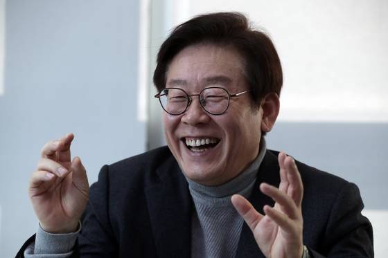 성남시청 시장 집무실에서 중앙일보와 인터뷰를 하고 있는 이재명 성남 시장. 최승식 기자