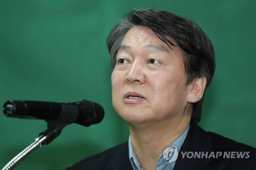 전남당원 만나는 안철수 (무안=연합뉴스) 박철홍 기자 = 국민의당 안철수 대표가 9일 오후 전남 무안군 삼향읍 후광대로에 위치한 국민의당 전남도당 당사에 열린 당원간담회에서 인사말하고 있다.  2017.12.9      pch80@yna.co.kr
