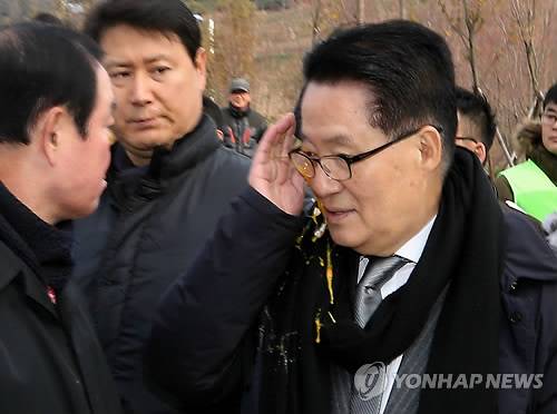 계란맞은 박지원 (목포=연합뉴스) 장덕종 기자 = 국민의당 박지원 전 대표가 10일 오전 지역구인 전남 목포 김대중노벨평화상기념관에서 열린 김대중 마라톤대회에서 참석자가 던진  계란을 맞고 닦고 있다. cbebop@yna.co.kr