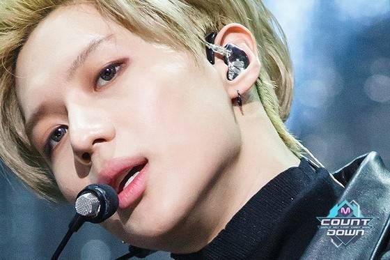 가수 태민이 2017 MAMA에서 노래하고 있다. 눈에는 코럴색 아이섀도를, 입술엔 핑크색 틴트를 발랐다. [사진 MAMA 홈페이지]