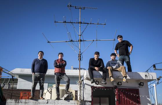 춘천의 청년 문화활동가들. 조한솔ㆍ홍근원ㆍ김윤환ㆍ이경하ㆍ오석조(왼쪽부터)씨가 구도심 버려진 여관을 개조해 만든 봄엔게스트하우스 옥상에 올라가 파란 하늘을 바라보고 있다. 권혁재 사진전문기자