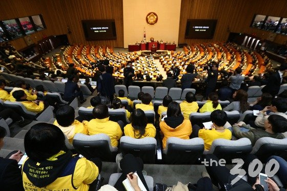 헌정사상 두번째로 박근혜 대통령의 탄핵소추안이 상정된 9일 오후 서울 여의도 국회에서 열린 국회 본회의에서 세월호 유가족들이 방청석에 앉아 박근혜 대통령 탄핵안 처리를 지켜보고 있다.2016.12.09/뉴스1  <저작권자 © 뉴스1코리아, 무단전재 및 재배포 금지>