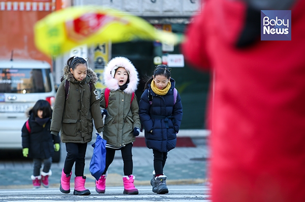 한파경보가 발효된 12일 오전. 아이들이 종종걸음으로 등원하고 있다. 최대성 기자 ⓒ베이비뉴스