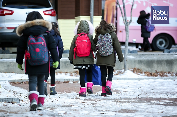 한파경보가 발효된 12일 오전. 아이들이 빙판길에 종종걸음으로 등원하고 있다. 최대성 기자 ⓒ베이비뉴스