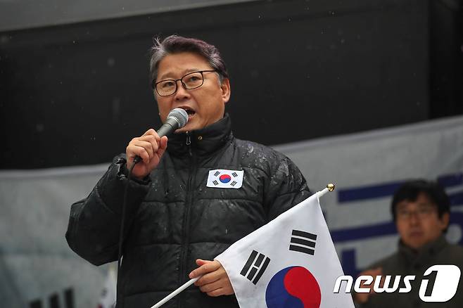 지난달 25일 오후 서울 청계천 한빛광장에서 열린 박근혜 전 대통령 석방 촉구 집회에서 조원진 대한애국당 대표가 발언을 하고 있다. 2017.11.25/뉴스1 © News1 성동훈 기자
