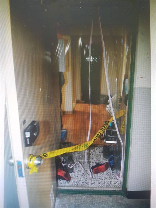 연탄가스에 중독돼 일가족 3명이 사망하고, 1명이 부상 당한 전주 송천동 아파트 입구. 전주 덕진경찰서 제공