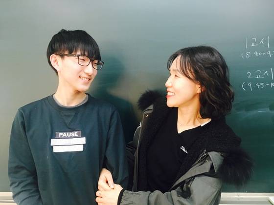 2018학년도 수능에서 만점을 받은 대구 북구 운암고등학교 강현규(18)군과 담임 강소현 교사. 백경서 기자