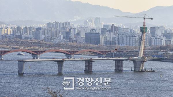 상판을 일부 올린 월드컵대교.