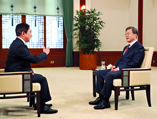 문재인 대통령이 지난 8일 청와대에서 진행된 중국 국영방송인 CCTV와의 인터뷰에서 진행자 쉐이쥔이(水均益)의 질문을 듣고 있다. 인터뷰는 11일 오후 방송됐다. 청와대 제공