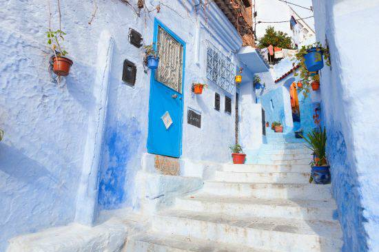 마을 전체가 온통 흰색과 하늘색 물감으로 칠해진 예쁜 마을 쉐프샤우엔. (사진=참좋은여행 제공)