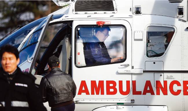 12월 6일 강원 원주양궁장 주차장에서 닥터헬기를 타고 충북 제천으로 출동한 이강현 교수.[박해윤 기자]