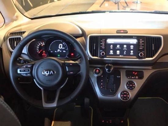 3-스포크 휠이 새롭게 적용된 기아차 더 뉴 레이 실내 (사진=지디넷코리아)