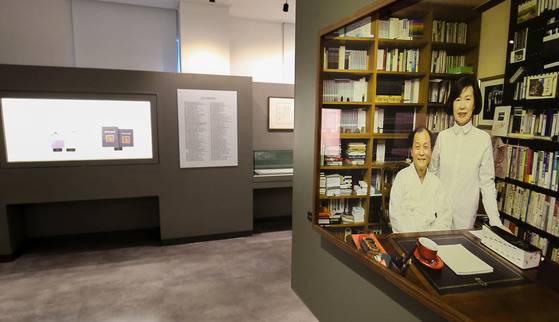 가족문학관 내 전경. 조정래 작가 부부의 사진 뒤편으로 조 작가 가족들의 육필원고와 붓글씨, 편지 등이 전시돼 있다. 프리랜서 장정필