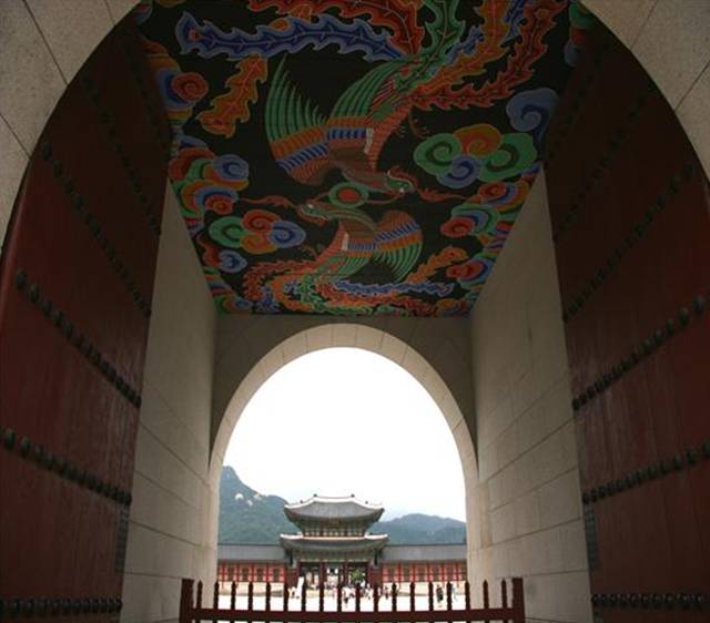 ▲광화문 천장의 주작 그림. 그 뒤로 흥례문이 보인다.Ⓒ서울학교