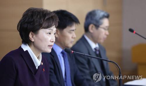 임대주택 방안 발표하는 김현미 장관 (서울=연합뉴스) 한상균 기자 = 김현미 국토교통부 장관이 13일 오후 정부서울청사에서 임대주택 활성화 방안을 발표하고 있다.      xyz@yna.co.kr