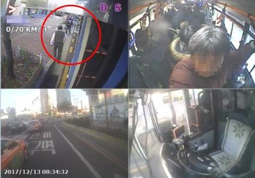 만원버스서 쓰러진 여고생 도운 시민들 (서울=연합뉴스) 이효석 기자 = 13일 오전 서울 성북구 숭곡초 인근을 지나던 172번 버스에서 한 여고생이 갑자기 의식을 잃고 쓰러졌으나 시민들의 자발적 도움으로 무사히 병원으로 이송됐다. 당시 버스는 출근 시간대였던 탓에 발 디딜 틈 없이 붐비던 상황(오른쪽 위 사진)이었으나, 시민들의 빠른 대처로 금세 응급조치(왼쪽 위 빨간 원 안 구급대원 출동 모습)가 이뤄졌다고 한다.2017.12.13 [한성여객 제공] hyo@yna.co.kr (끝)