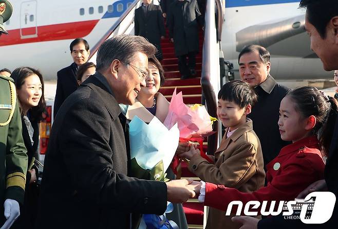 중국을 국빈방문한 문재인 대통령과 김정숙 여사가 13일 오전 중국 베이징 서우드공항에 도착해 환영받고 있다. (청와대 페이스북) 2017.12.13/뉴스1 © News1 이광호 기자