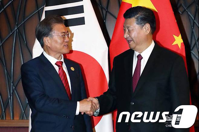 아시아태평양경제협력체(APEC) 정상회의에 참석했던 문재인 대통령이 지난 11월11일 (현지시간) 베트남 다낭 크라운플라자 호텔에서 열린 한·중 정상회담에서 시진핑 중국 국가 주석과 악수를 하고 있는 모습. (청와대 페이스북) 2017.11.12/뉴스1 &copy; News1 이광호 기자