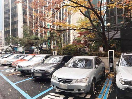 내연기관차량으로 가득찬 서울 첫 도심 신개념 전기차 충전소. 준공 한달이 지났지만 이곳은 여전히 '마비된 충전소'로 불린다. (사진=지디넷코리아)