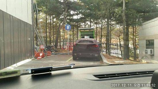 화성시청 전기차 급속충전기 앞에서 장기 주차중인 현대차 코나 EV. 출시 전 차량이라 위장막이 덮혀 있다. (사진=독자 A씨 제공)