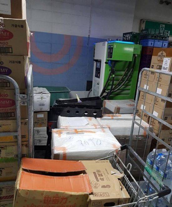 전기차 충전기 주변 상품 자재 배치로 전기차 오너들의 문제 지역으로 손꼽힌 현대백화점 천호점 (사진=전기차사용자모임)
