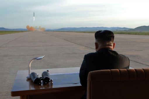 [이미지출처=연합뉴스]북한 김정은 노동당 위원장이 중장거리탄도미사일(IRBM)인 화성-12형 발사 훈련을 현지 지도했다고 9월16일 조선중앙통신이 보도했다.