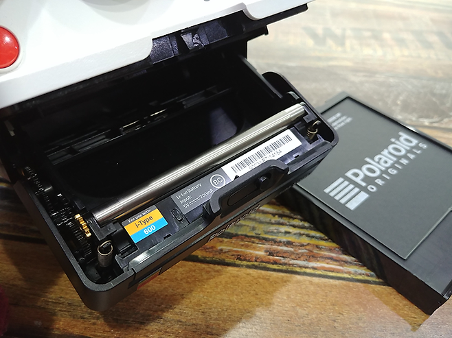 기존 폴라로이드 제품과 동일하게 하단에 필름을 넣는다