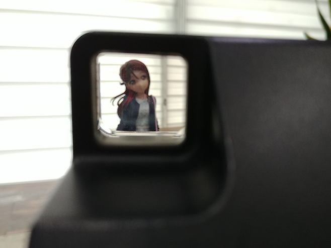 1.2미터 이내의 피사체를 촬영하려면 살짝 왼쪽으로 돌려서 촬영해야 한다