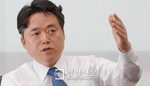 13일 오후 서울 상암동 MBC 본사에서 경향신문과 만난 최 사장은 “내부 조직정비와 적폐 청산, 뉴스와 시사프로그램을 되살리는 일을 비롯해 과제들이 쌓여 있지만 1년 안에 잃었던 신뢰를 회복할 수 있을 것으로 자신한다”고 했다. 이상훈 선임기자