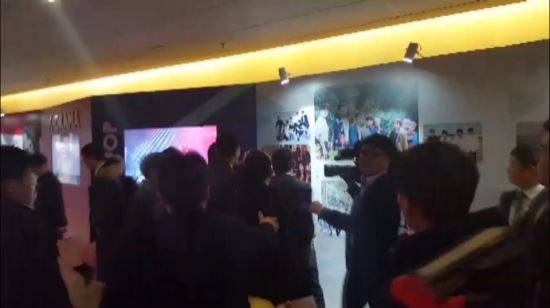 한국의 사진기자가 14일 오전 베이징 국가회의 중심 B홀에서 열린 문재인 대통령 '한·중 경제·무역 파트너십 개막식'에서 중국측 경호원에게 일방적으로 폭행 당해 장내 분위기가 어수선하다. 베이징 = 청와대사진기자단