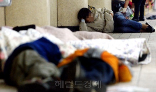 노숙인 한 무리가 지하철 서울역사안에 휴식을 취하고 있다.