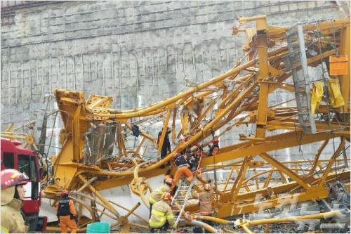 9일 오후 1시14분쯤 경기 용인시 기흥구 고매동 물류센터 공사 현장에서 40t 짜리 크레인이 무너지면서 3명이 숨지고 4명이 부상했다. (사진=경기도재난안전본부 제공)