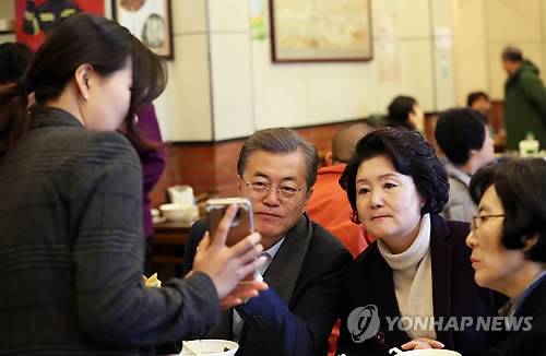 중국 모바일 결제 설명 듣는 문 대통령 내외 (베이징=연합뉴스) 배재만 기자 = 문재인 대통령과 부인 김정숙 여사가 14일 오전 중국 베이징 조어대 인근 한 현지 식당에서 식사를 마치고 대사관 직원으로부터 중국 모바일 결제에 관한 설명을 듣고 있다.     scoop@yna.co.kr