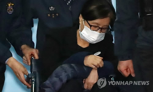 휠체어 타고 나오는 최순실 (서울=연합뉴스) 김인철 기자 = 헌정 초유의 대통령 탄핵을 몰고 온 국정농단 사건의 핵심 인물인 '비선실세' 최순실씨가 1심 결심공판을 마치고 휠체어를 탄 채 14일 오후 서울 서초구 서울중앙지법을 나서고 있다. 검찰은 이날 최순실씨에게 징역 25년과 벌금 1천185억원, 추징금 77억9천735만원을 구형했다. 2017.12.14      yatoya@yna.co.kr