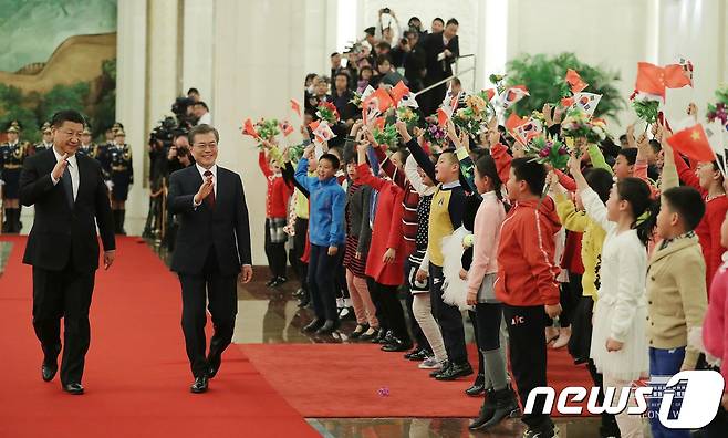 문재인 대통령과 시진핑 중국 국가주석이 14일(현지시간) 오후 베이징 인민대회당 북대청에서 열린 공식환영식에서 의장대를 사열하고 있다.(청와대 페이스북) 2017.12.15/뉴스1 © News1 이광호 기자