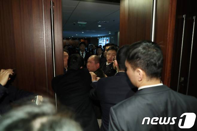 14일(한국시간) 오전 문재인 대통령 국빈방문 행사를 취재하던 한국의 한 사진기자가 베이징 국가회의 중심홀에서 중국측 경호 관계자로부터 폭행 당하고 있다.(한국사진기자협회 제공) 2017.12.14/뉴스1