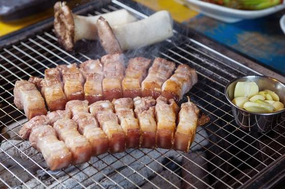 ‘육통령’에서 가장 많이 팔리는 메뉴는 지례 흑돼지 오겹살로, 전체 매출의 50%를 차지한다. 저온으로 15일 이상 숙성해 100% 대나무 비장탄으로 구운 오겹살이 먹기 좋게 익었다. 보기만 해도 입안에 뭔가 물씬 고일 것 같은 느낌을 준다.