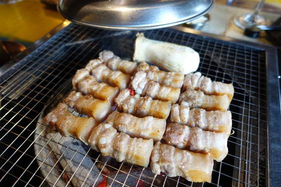 잘 익은 흑돼지 오겹살. 직원들이 일일이 구워준다.